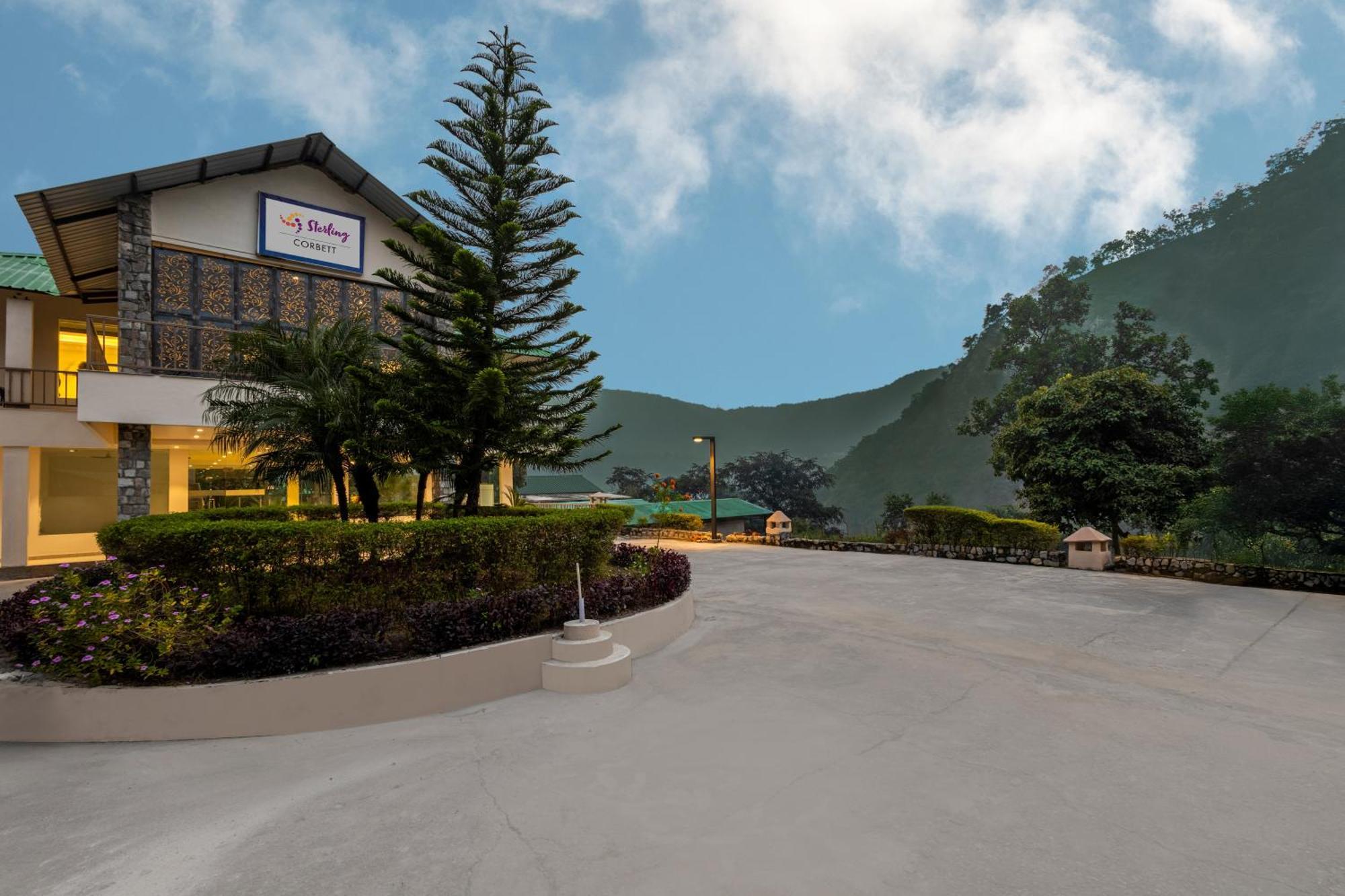 Hotel Sterling Corbett Garjia Exterior foto