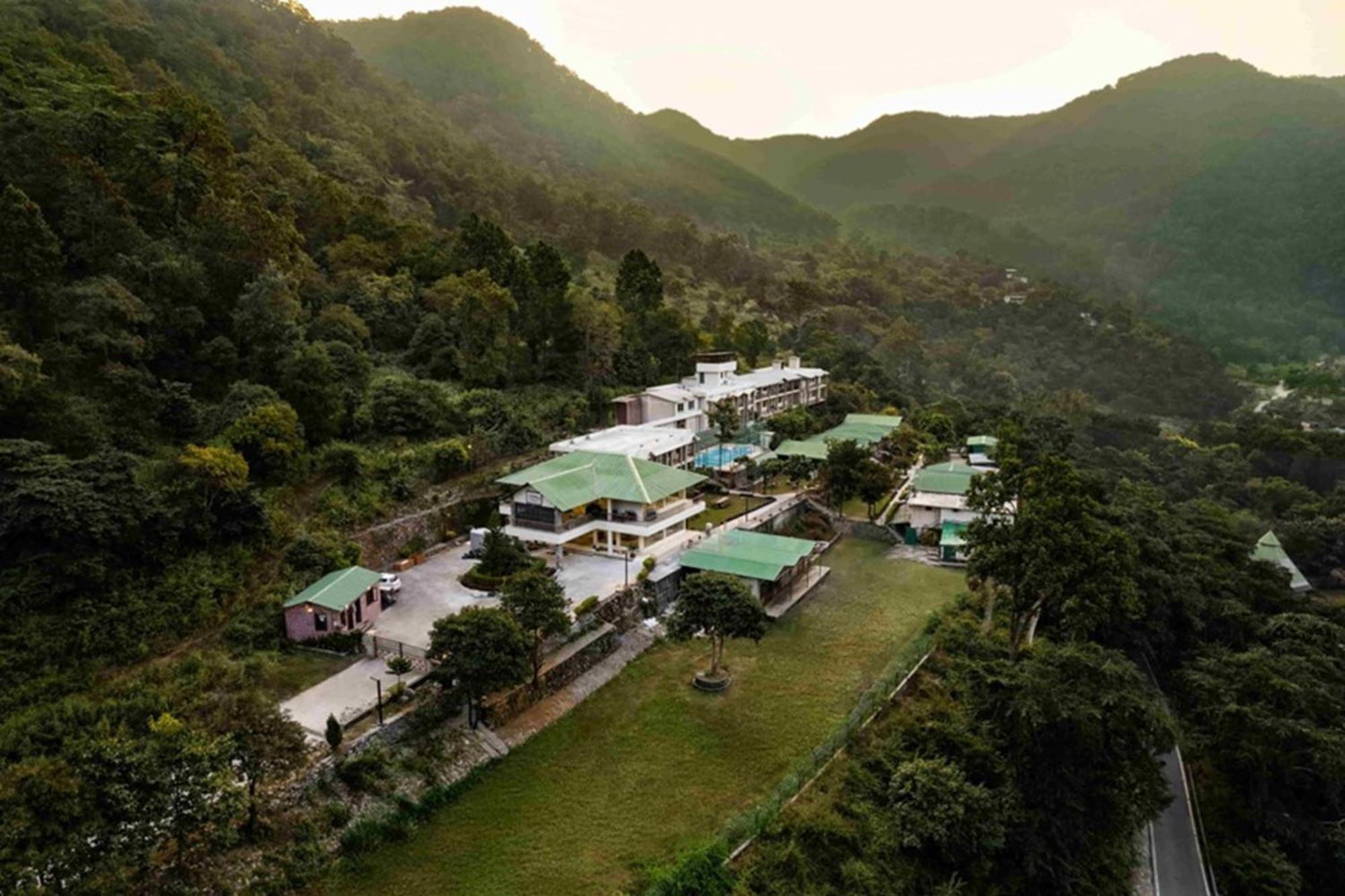 Hotel Sterling Corbett Garjia Exterior foto
