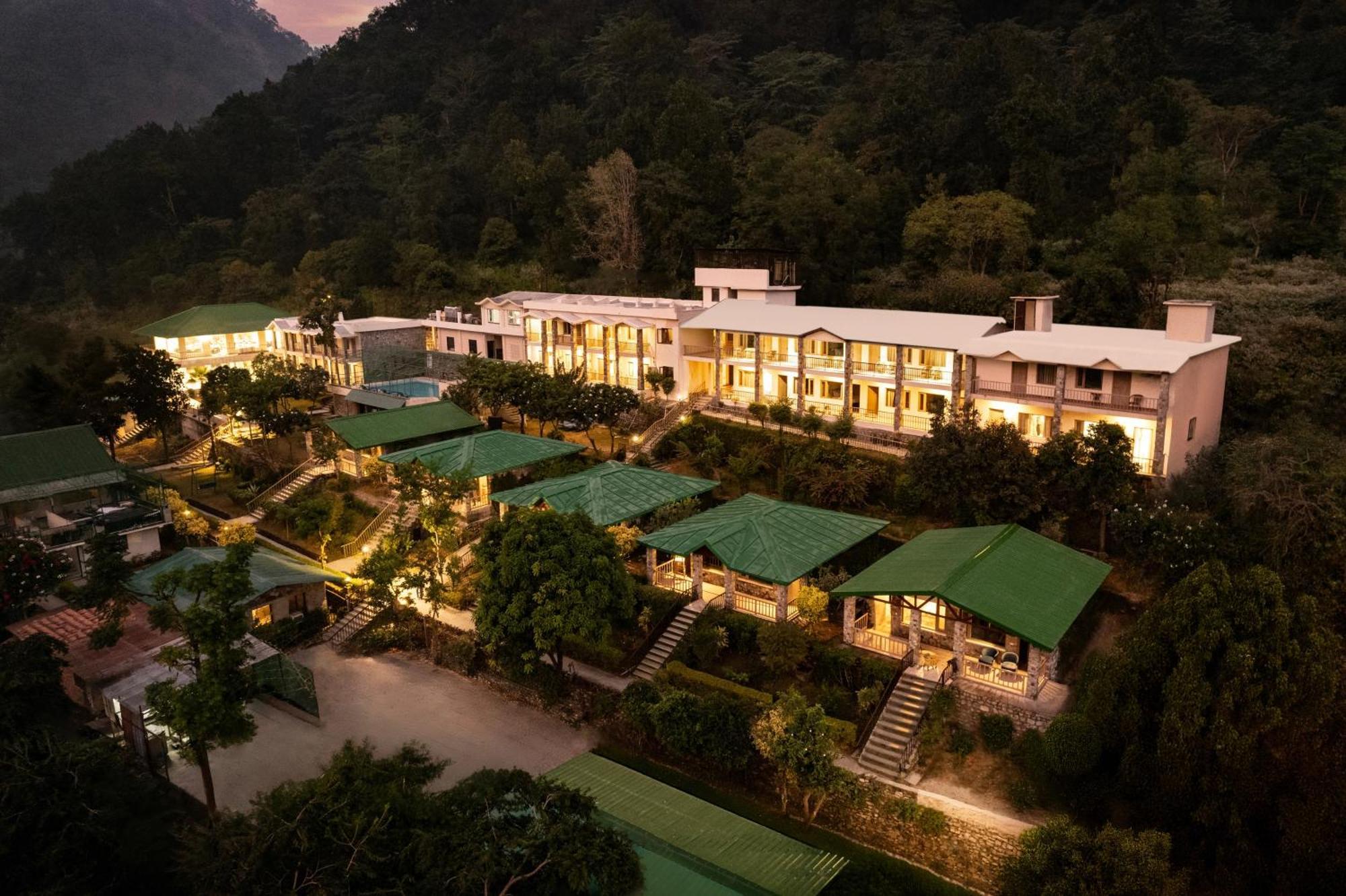 Hotel Sterling Corbett Garjia Exterior foto